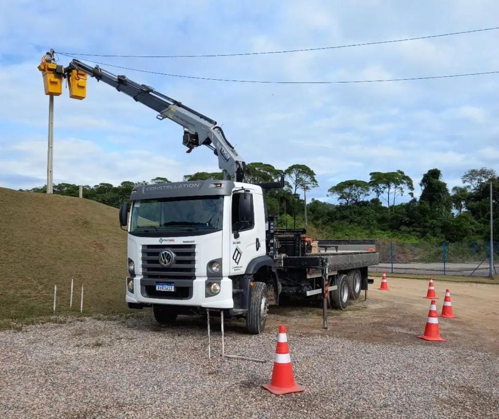 Técnico no cesto aéreo da PastMaq trabalhando em poste