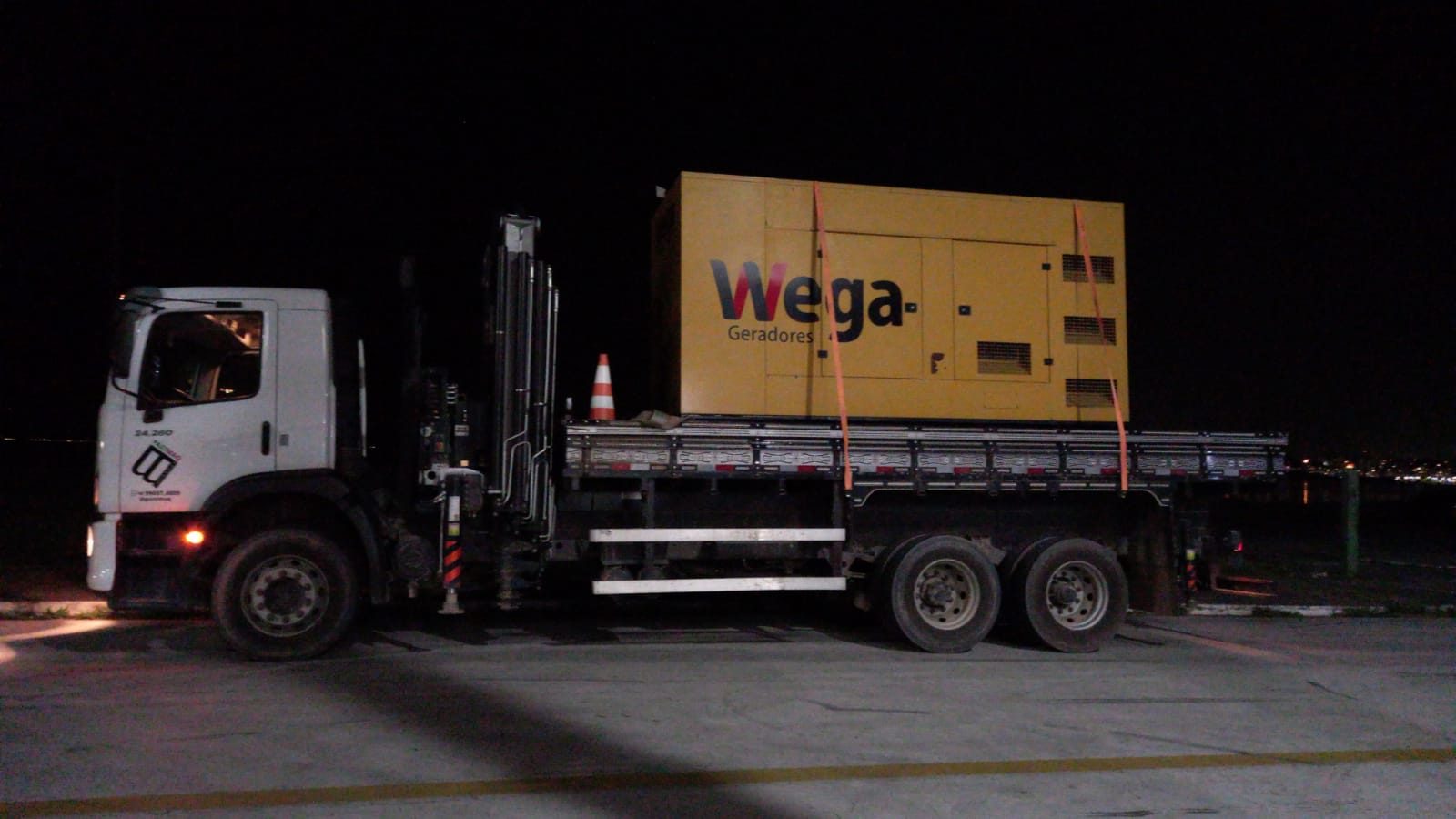 Gerador transportado na carroceria à noite