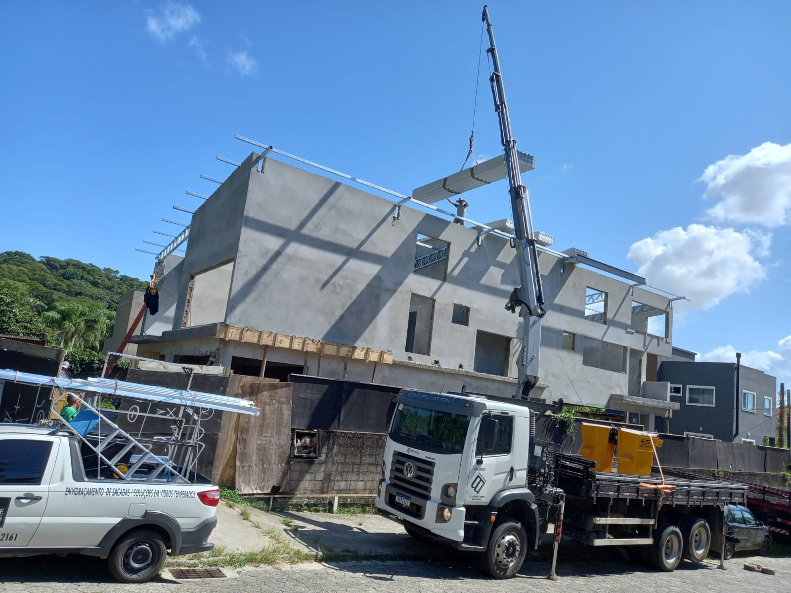 Munck içando estrutura para o terraço de um sobrado em obra