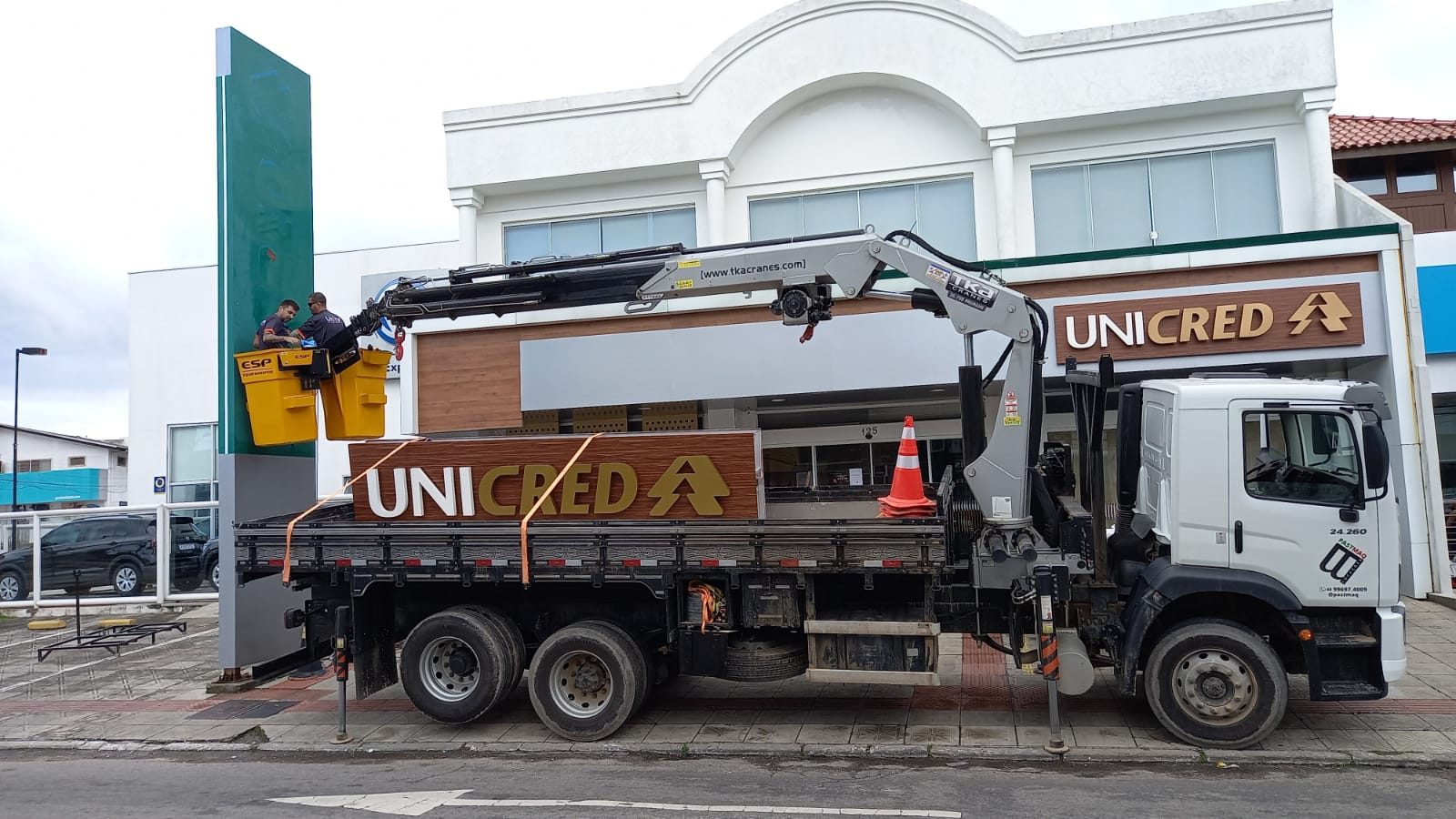 Instalação de letreiro em fachada comercial com munck e cesto